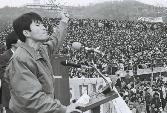 1987년 11월 15일 대구 두류공원에서 열린 영호남 시민결의대회에서 지역감정 해소를 호소하고 있는 이인영 전대협 1기 의장. 연합뉴스