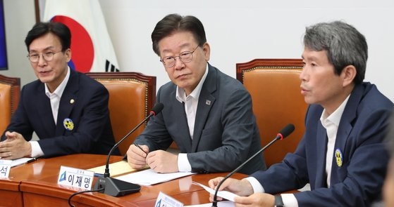 지난해 8월 이재명 더불어민주당 대표(가운데)가 서울 여의도 국회에서 열린 한·미·일 정상회담 평가 토론회에서 이인영 의원(오른쪽)의 발언을 듣고 있다. 왼쪽은 김민석 의원. 뉴스1