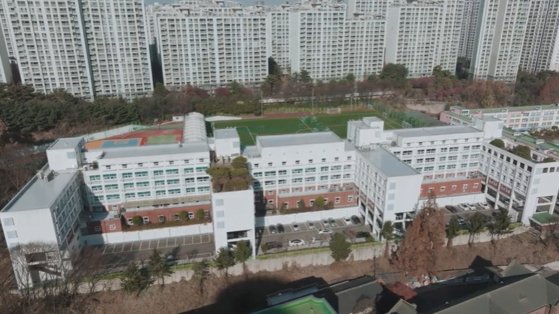 서울 도곡동 중대부고는 학교용지 일부 미매입 문제로 준공 승인을 받지 못해 최근 축구부 시설 등 건물 14동을 철거했다. 유튜브 캡처