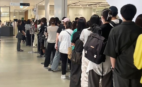 지난달 10일부터 일본 도쿄의 파르코 시부야점에서 열린 더현대 글로벌 팝업스토어. 릴레이 팝업 중 세 번째 브랜드인 마뗑킴 팝업에 입장하기 위해 고객들이 줄을 서고 있다. 사진 하고하우스