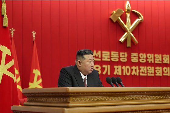 김정은 국무위원장이 지난 28일 노동당 전원회의(8기 10차)를 주재하는 모습. 노동신문, 뉴스1