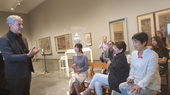 미국 로스앤젤레스카운티미술관(LACMA)은 지난 26일 '한국의 보물들' 전시에서 제기된 문제점들을 논의하는 국제 간담회를 열었다. 마이클 고반 관장의 마무리 발언을 김선희 전 부산시립미술관장(앞줄 오른쪽부터), L