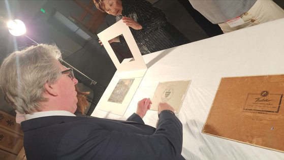 '한국의 보물들' 전시를 준비한 LACMA의 스티픈 리틀 아시아미술부장이 박수근 그림 뒷면의 캔버스 상표를 보여주고 있다. 사진 이동국 경기도박물관장