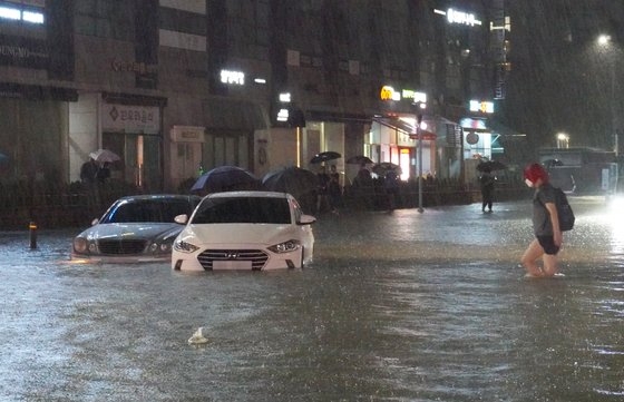 2022년 8월 8일 밤 서울 강남구 대치동 은마아파트 부근 도로와 인도가 물에 잠기면서 차량과 보행자가 통행하는 데 불편을 겪고 있다. 연합뉴스