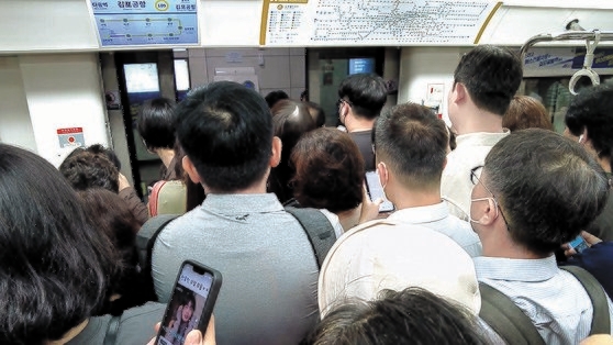 지하철 안이 승객으로 붐비고 있다. 기사 이해를 돕기 위한 자료사진. 중앙일보