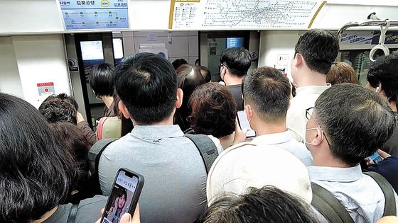 지하철 안이 승객으로 붐비고 있다. 기사 이해를 돕기 위한 자료사진. 중앙포토