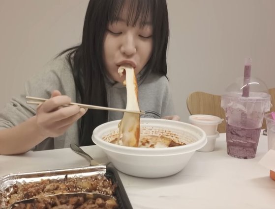 먹방 유튜버 쯔양이 자신이 하루 동안 먹은 음식들을 브이로그를 통해 공개했다. 사진 유튜브 캡처