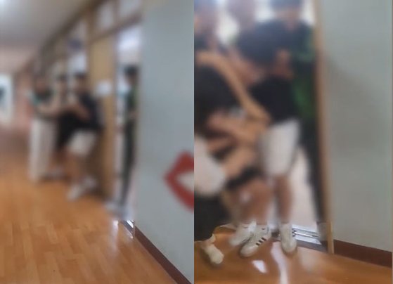 광주의 한 중학교 복도에서 3학년 학생이 흉기를 들고 난동을 부리다 교사와 다른 학생에 의해 제지당하는 모습. 사진 KBC 광주방송 캡처