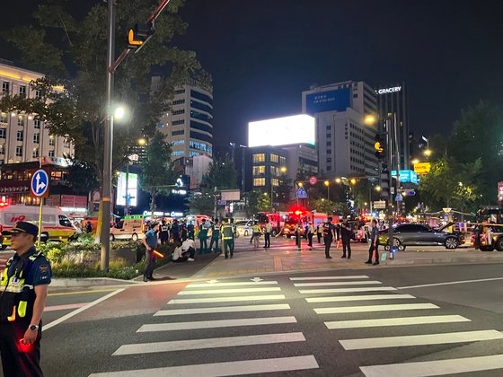1일 오후 9시30분쯤 서울 중구 시청역 인근에서 한 차량이 보행자들을 치어 다수의 사상자가 발생했다. 사진은 이날 오후 10시30분쯤 현장 모습. 이아미 기자