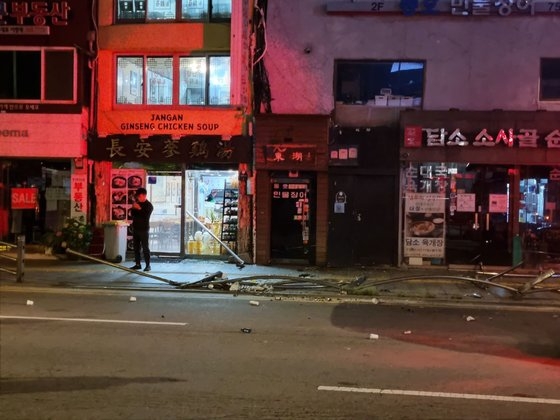 1일 오후 9시27분쯤 서울 중구 시청역 인근에서 대형 교통사고가 발생해 최소 6명이 숨지는 등 다수의 사상자가 발생했다. 사진은 사고 현장 모습. 박종서 기자