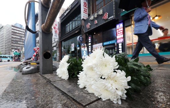 2일 서울 중구 시청역 인근 교차로에서 어젯밤 발생한 대형 교통사고 현장에 고인을 추모하는 국화꽃이 놓여져 있다. 뉴시스