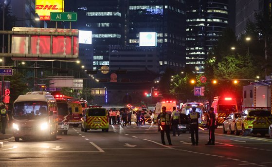 2일 오전 전날 대형 교통사고가 발생한 서울 시청역 인근 교차로에서 경찰이 도로를 통제하고 있다. 연합뉴스