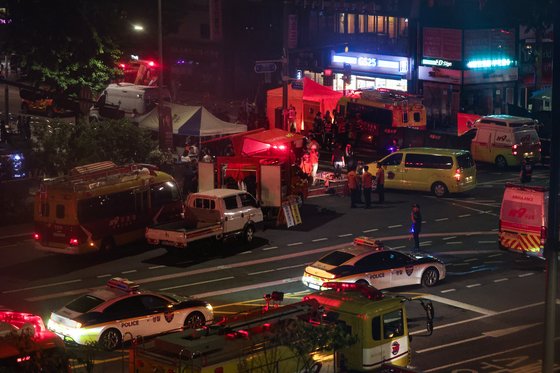 2일 오전 전날 차량 돌진 참사가 발생한 서울 시청역 인근 교차로에서 경찰이 도로를 통제하고 있다. 연합뉴스