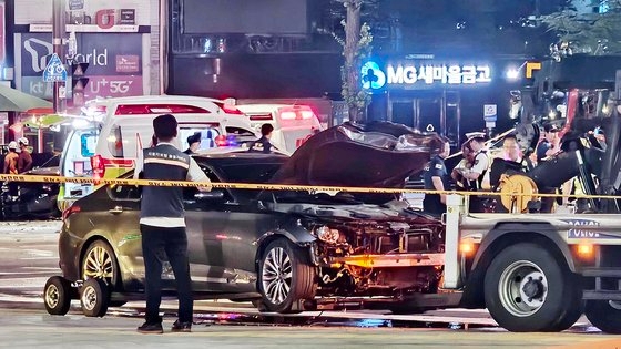1일 오후 9시 27분께 서울 시청역 인근 교차로에서 차량이 인도로 돌진하는 교통사고가 발생했다. 경찰이 사고 관련 차량을 견인하고 있다. 이희권 기자