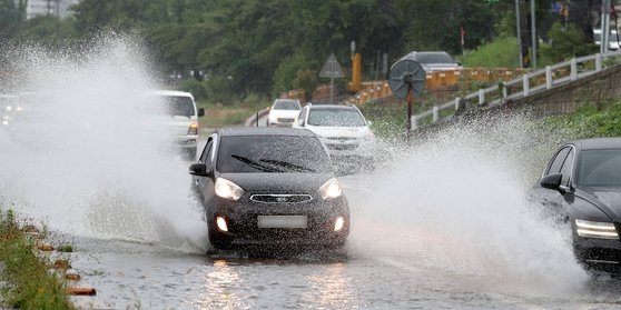  2일 오전 대전 중구 하천도로에서 차량이 물보라를 일으키며 주행하고 있다. 뉴스1