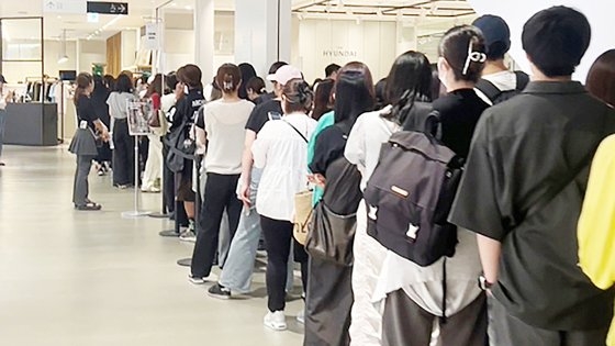 지난 5월 10일 일본 도쿄 파르코 시부야점에서 '더현대 글로벌'이 연 '마뗑킴' 팝업에 입장하기 위해 고객들이 줄을 서고 있다. [사진 하고하우스]
