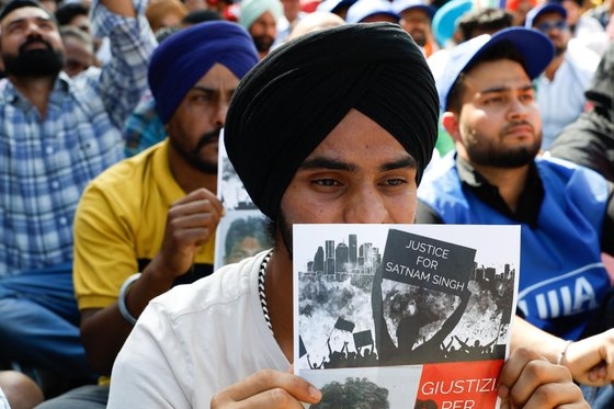 6월 26일(현지시간) 이탈리아 로마 남부 라티나에서 인도인 이주 노동자 사남 싱의 사망 사건에 분노한 사람들이 시위를 벌이고 있다. EPA=연합뉴스