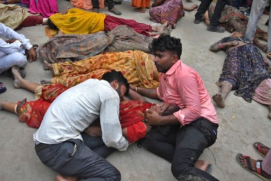 2일 인도에서 압사 사고가 빚어진 후 유족들이 시신을 끌어안고 오열하고 있다. AP=연합뉴스