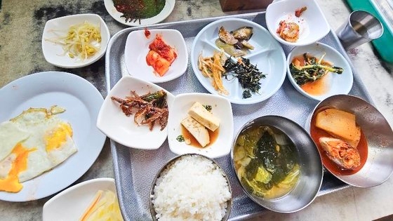 부산 노부부가 운영하는 식당의 5000원짜리 식단. 사진 인터넷 캡쳐