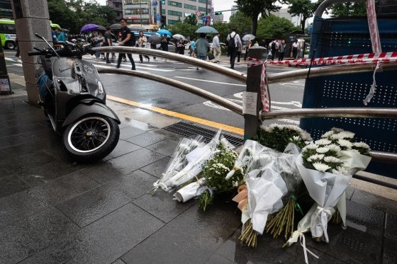 승용차가 인도로 돌진해 9명이 사망하는 사고가 발생한 가운데 2일 서울 중구 서울시청 인근 교차로 사고현장에 국화가 놓여 있다.  이 사고로 9명이 사망하고 4명(중상 1명·경상 3명)이 다쳤다. 사망자 9명 중 6