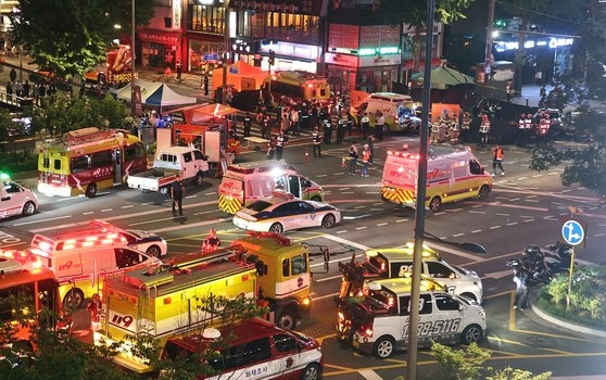 지난 1일 밤 서울 중구 시청역 부근에서 한 남성이 몰던 차가 인도로 돌진해 9명이 사망했다. 구조대원들이 현장을 수습하고 있다. 뉴스1