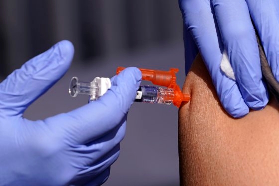한 환자가 인플루엔자 백신을 접종받고 있다. AP=연합뉴스