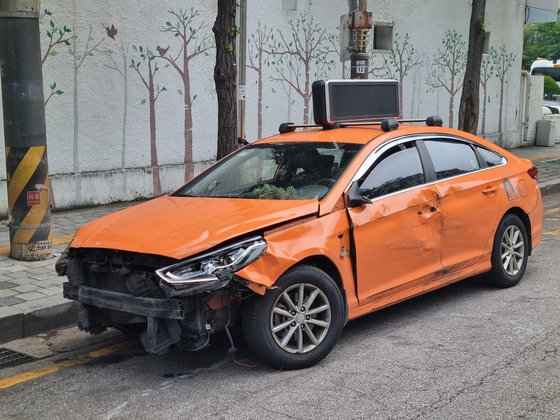 3일 서울 중구에 있는 국립중앙의료원 응급실에 택시가 돌진해 부상자가 발생하고 차량 3~4대가 파손됐다. 박종서 기자