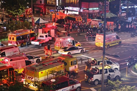 1일 밤 서울 중구 시청역 부근에서 한 남성이 몰던 차가 인도로 돌진해 최소 13명 사상자가 발생, 구조대원들이 현장을 수습하고 있다. 뉴스1