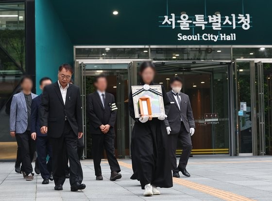 회사 동료들 <b>배웅</b> 속에…<b>시청역</b> 사고 사망자 눈물의 발인