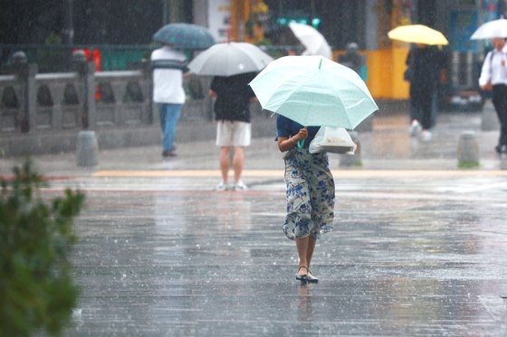 전국적으로 장맛비가 내린 2일 오후 서울 종로구 일대에서 우산을 쓴 시민들이 이동하고 있다. 연합뉴스