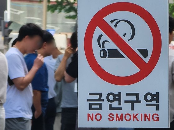지난해 5월 31일 서울시내 거리에서 시민들이 흡연을 하고 있다. 매년 5월 31일은 세계보건기구(WHO)가 1987년 제정한 ‘세계 금연의 날’이다. 뉴스1