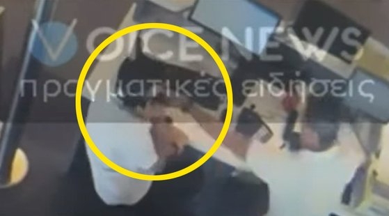레페테리스 아브게나키스 의원(오른쪽)이 이달 초 아테네 국제공항에서 공항 직원의 얼굴을 때리고 있다. 사진 유튜브 캡처