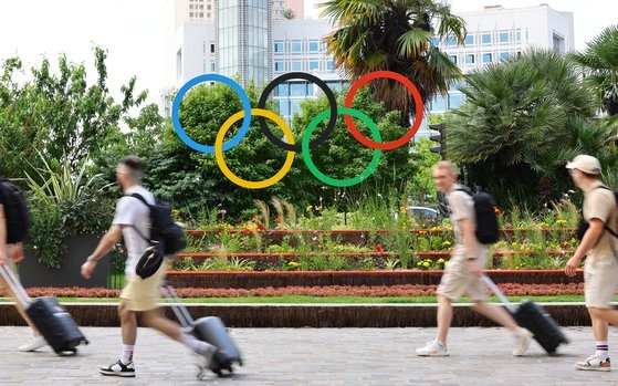 지난 1일(현지시간) 파리 여행객들이 2024 파리 올림픽 및 패럴림픽 대회를 위해 전시된 올림픽 링 앞을 지나가고 있다. 로이터=연합뉴스