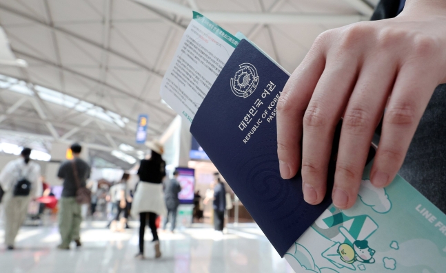 여권을 든 해외여행객이 인천국제공항 제1터미널 출국장에서 이동하고 있다.   뉴스1