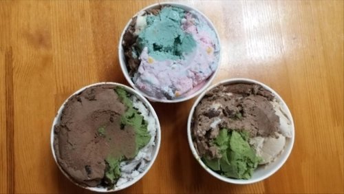 유명 프랜차이즈 업체 아이스크림을 먹다가 커다란 고무를 발견했다는 소비자 제보가 나왔다. 연합뉴스