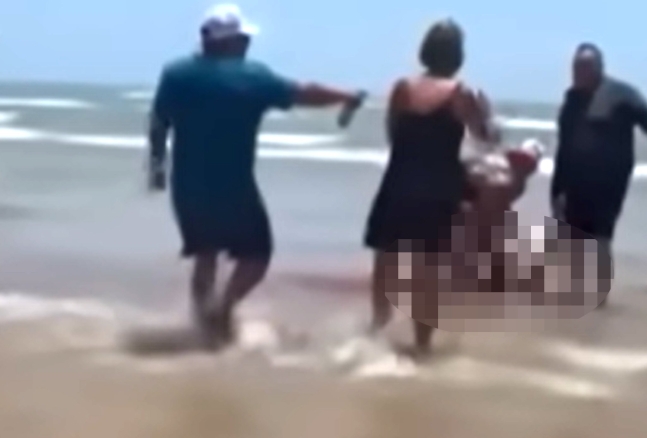 미국 텍사스 한 해변에서 여성이 상어에 물려 상해를 입었다. 사진 유튜브 캡처
