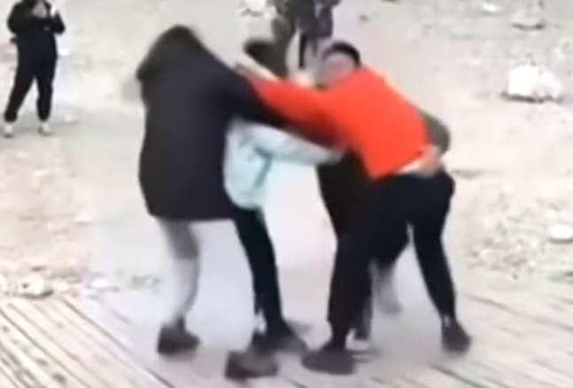 중국인으로 추정되는 커플들이 에베레스트산 전망대에서 몸싸움을 벌이고 있다. 사진 유튜브 캡처