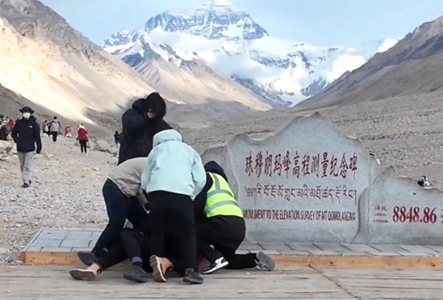 중국 시짱(西藏·티베트) 자치구 에베레스트산 전망대에서 중국인으로 추정되는 커플들이 난투극을 벌었다. 사진 뉴욕포스트 캡처