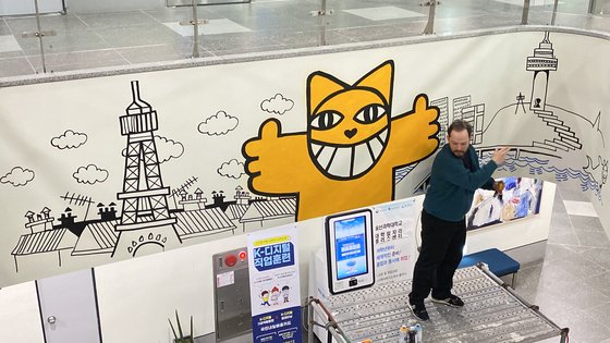 토마뷔유가 울산과학대를 찾아 자신의 대표 작품인 웃는 고양이 '무슈사'를 그려 선물했다. 사진 울산과학대