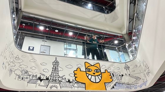  토마뷔유가 울산과학대를 찾아 자신의 대표 작품인 웃는 고양이 '무슈사'를 그려 선물했다. 사진 울산과학대