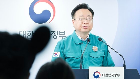 조규홍 보건복지부 장관이 8일 서울 종로구 정부서울청사에서 "수련 현장의 건의사항과 의료 현장 상황을 종합적으로 고려하여 오늘부로 모든 전공의에 대해 복귀 여부에 상관없이 행정처분을 하지 않기로 결정했다"고 밝히고