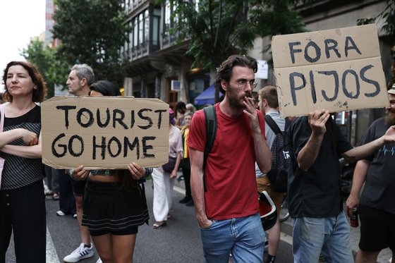 지난 6월 20일(현지시간) 스페인 바르셀로나 그라시아 거리에서 오버투어리즘 항의 시위를 벌이고 있는 바르셀로나 시민들. 로이터=연합뉴스