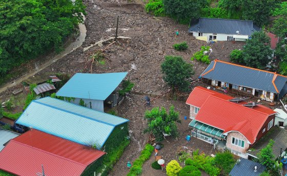 8일 오후 경북 영양군 입암면 금학리 한 마을의 집들이 집중호우로 무너져 내린 토사에 파묻혀 있다.연합뉴스