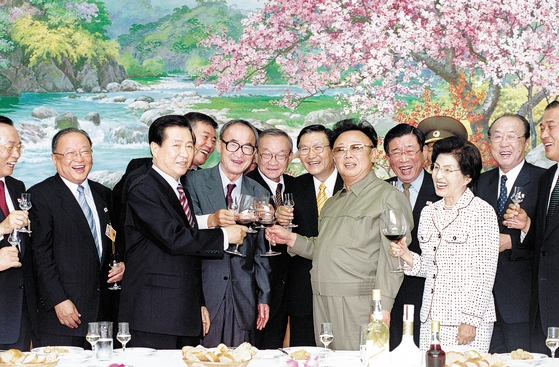 2000년 6월 13일 평양 백화원 영빈관에서 김대중 대통령 내외와 김정일이 건배를 하고 있다. 김 대통령 오른쪽 옆에 고은 시인이 보인다. 중앙포토