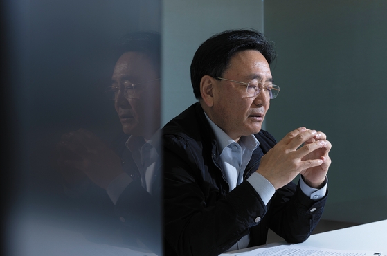 서울 중앙일보 회의실에서 자신의 남파공작 이야기를 회고하는 김동식씨. 권혁재 사진전문기자