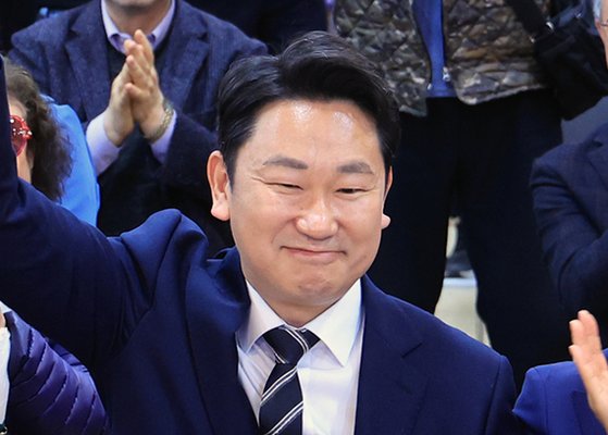 곽상언 더불어민주당 의원이 지난 4월 10일 22대 총선 직후 개표 과정에서 우세한 서울 종로 출구조사를 확인한 뒤 미소짓고 있다. 연합뉴스