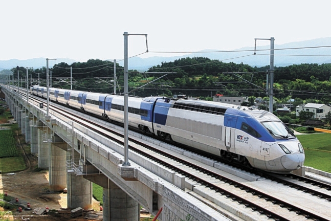 KTX와 KTX 산천을 비롯, 코레일이 운영하는 여객열차는 거의 대부분 전기를 이용해 달리는 전철이다. 연합뉴스