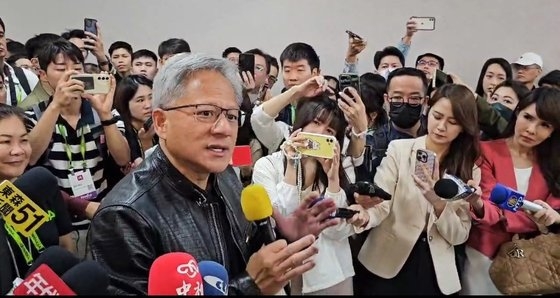 지난달 4일 대만 타이베이에서 열린 컴퓨터 하드웨어 박람회 ‘컴퓨텍스 2024’에서 젠슨 황 엔비디아 최고경영자(CEO)가 취재진과 인파에 둘러싸여 있다. 이희권 기자