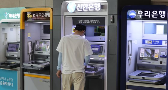 서울의 한 건물에 설치된 은행 ATM기 모습.국내 4대 금융지주들은 양호한 실적을 이어가고 있다. 연합뉴스 