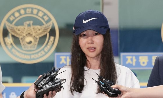 <b>8시간</b> 조사 마친 <b>민희진</b> "내겐 <b>코미디</b> 같은 일…속이 후련"